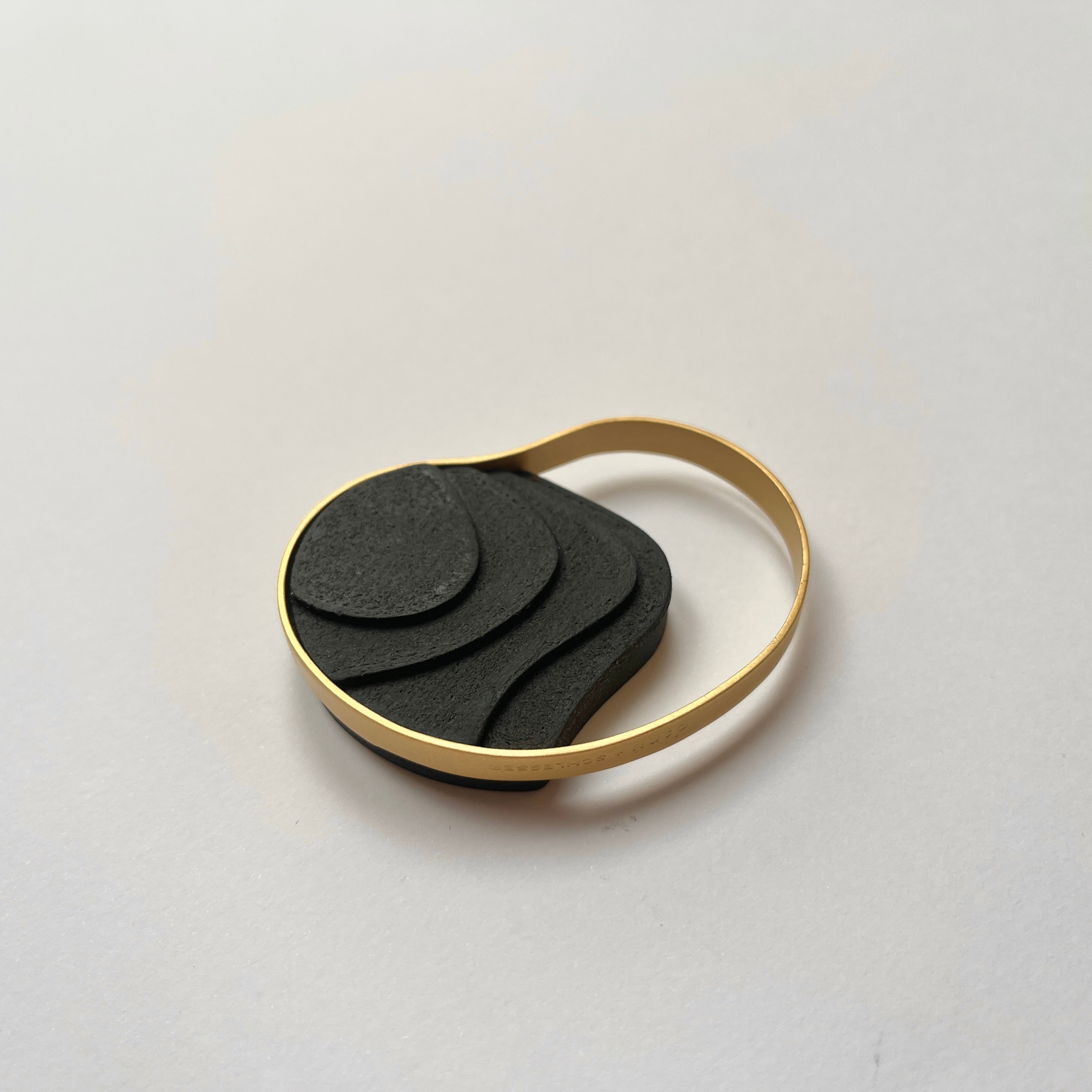 Broche Atlas Magnético - Dorado + Ébano