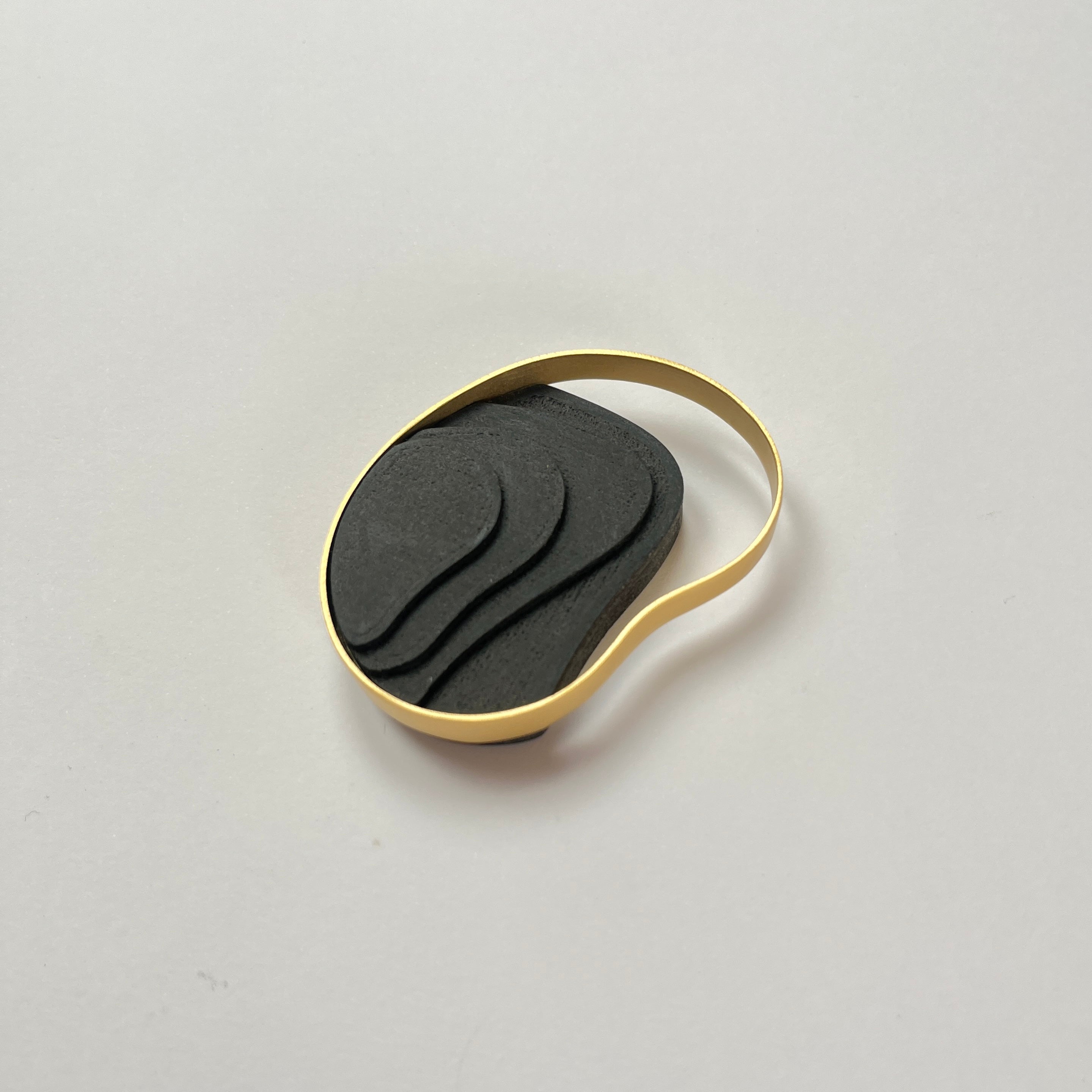 Broche Atlas Magnético - Dorado + Ébano