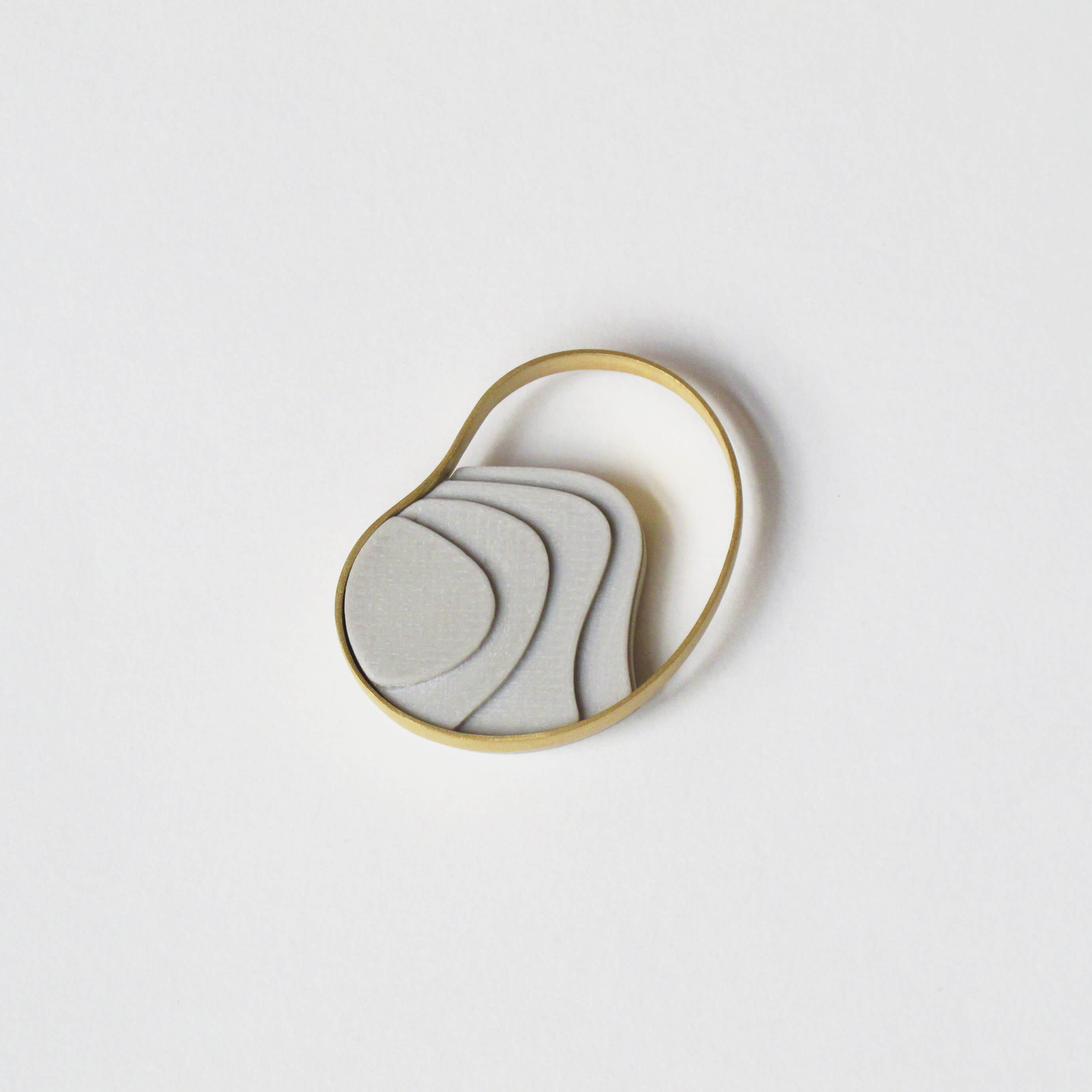 Broche Atlas Magnético - Dorado + Cemento