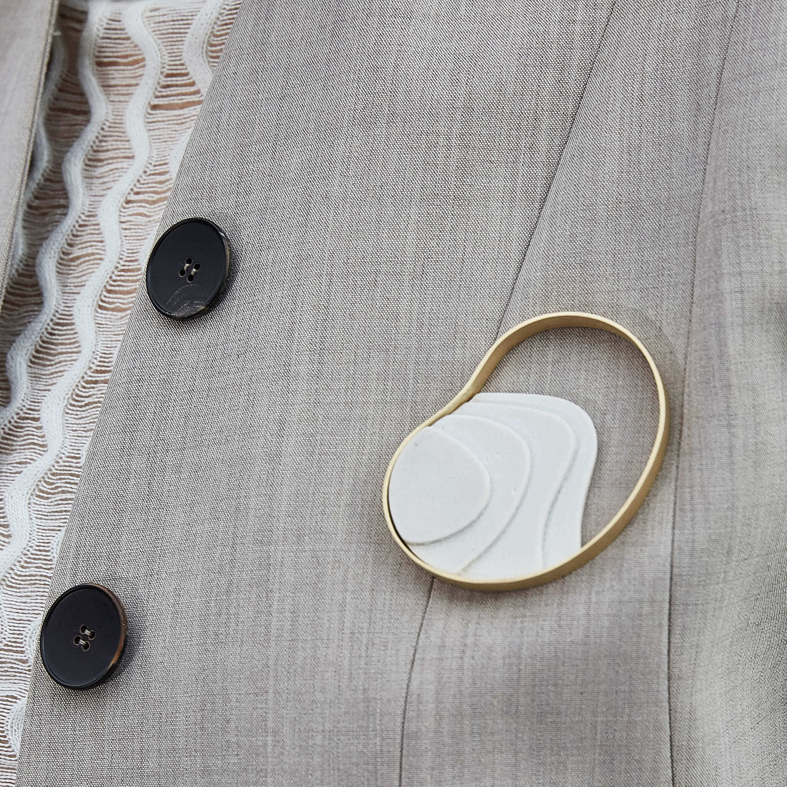 Broche Atlas Magnético - Dorado + Cemento