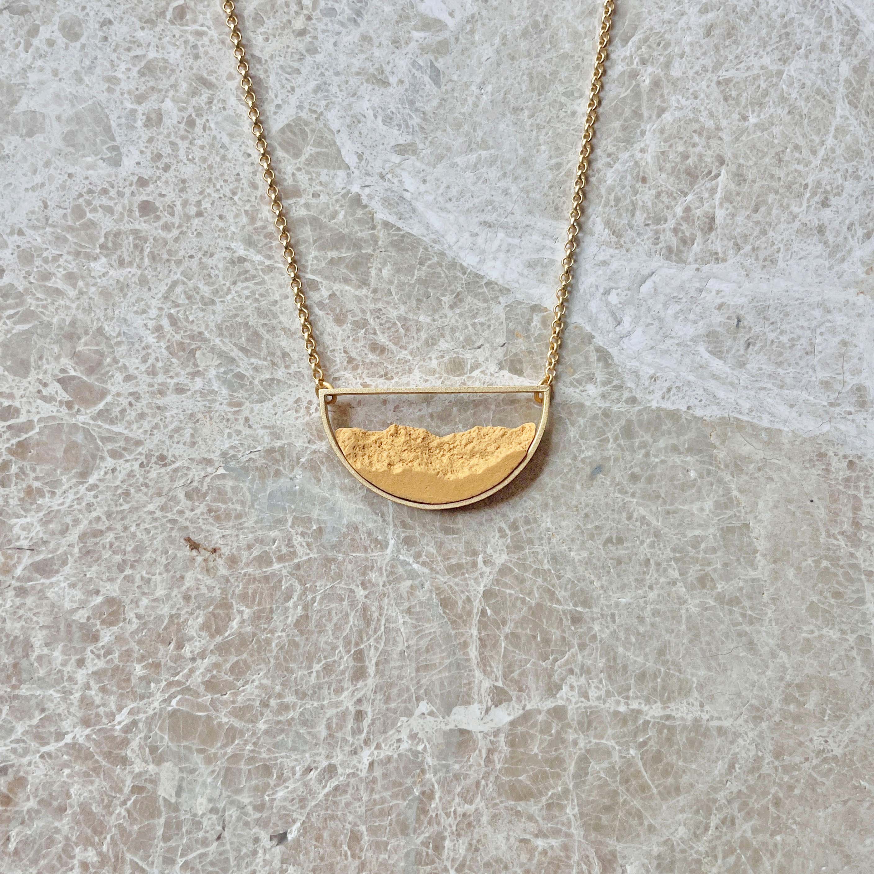 Collar Medialuna Dorado