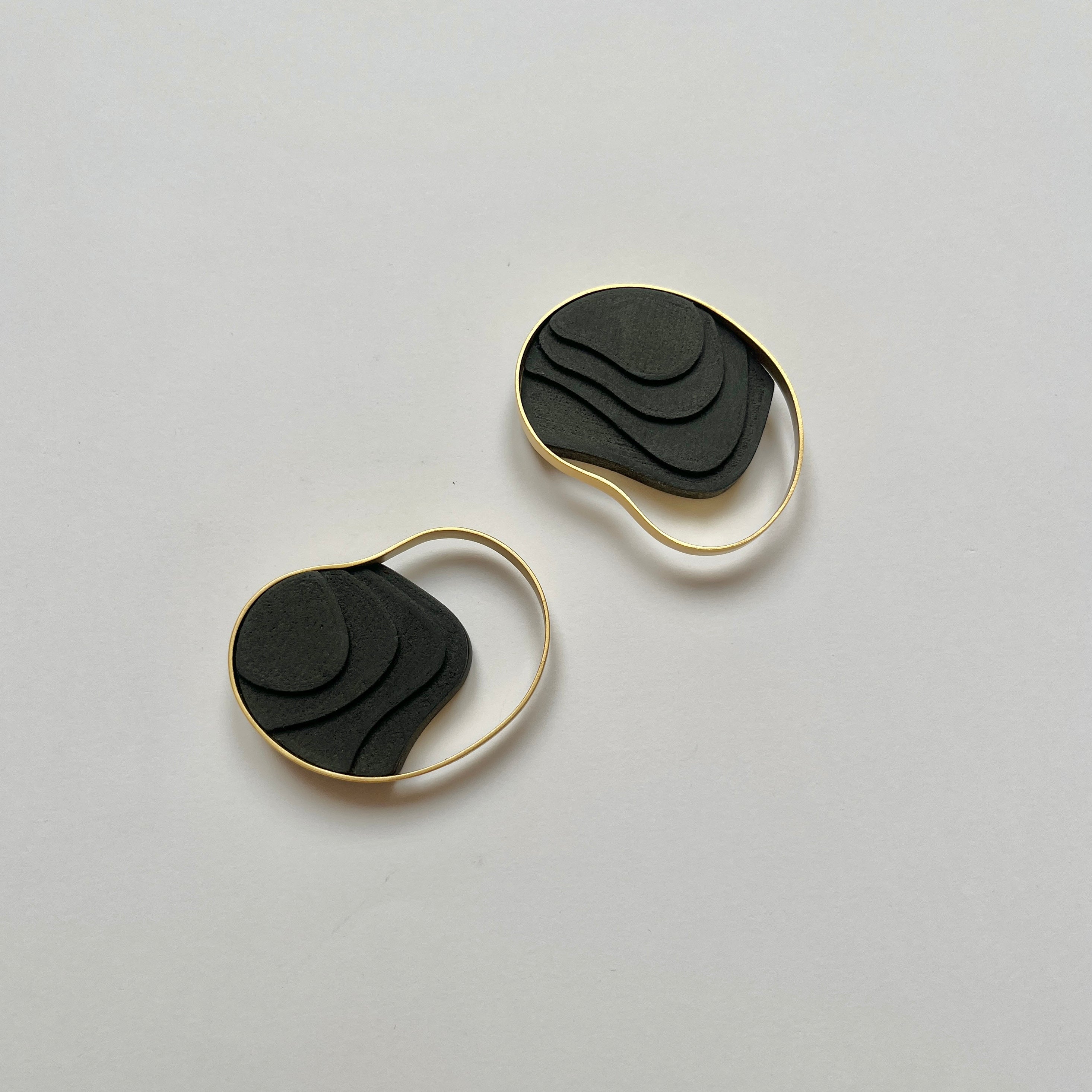 Broche Atlas Magnético - Dorado + Ébano