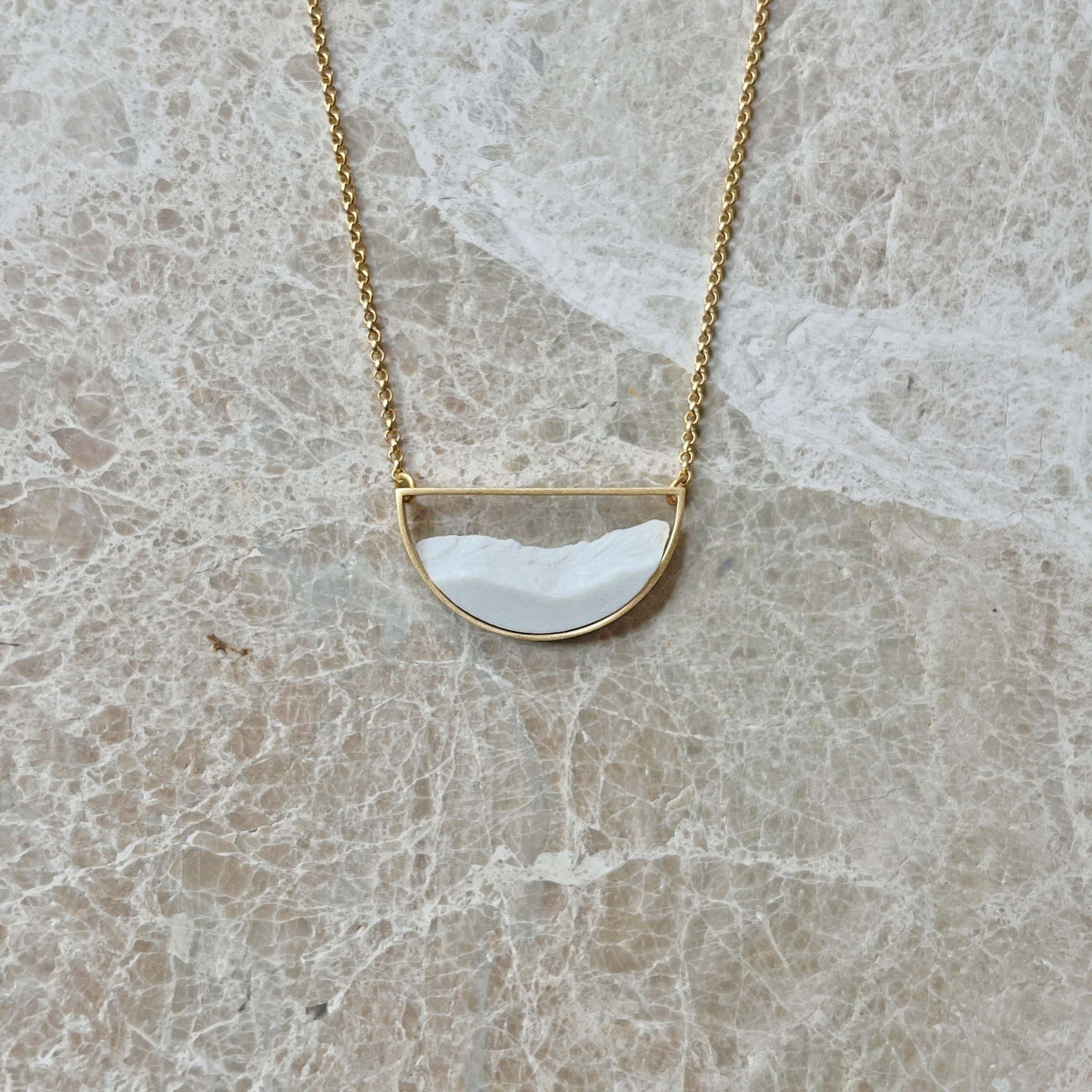 Collar Medialuna Dorado