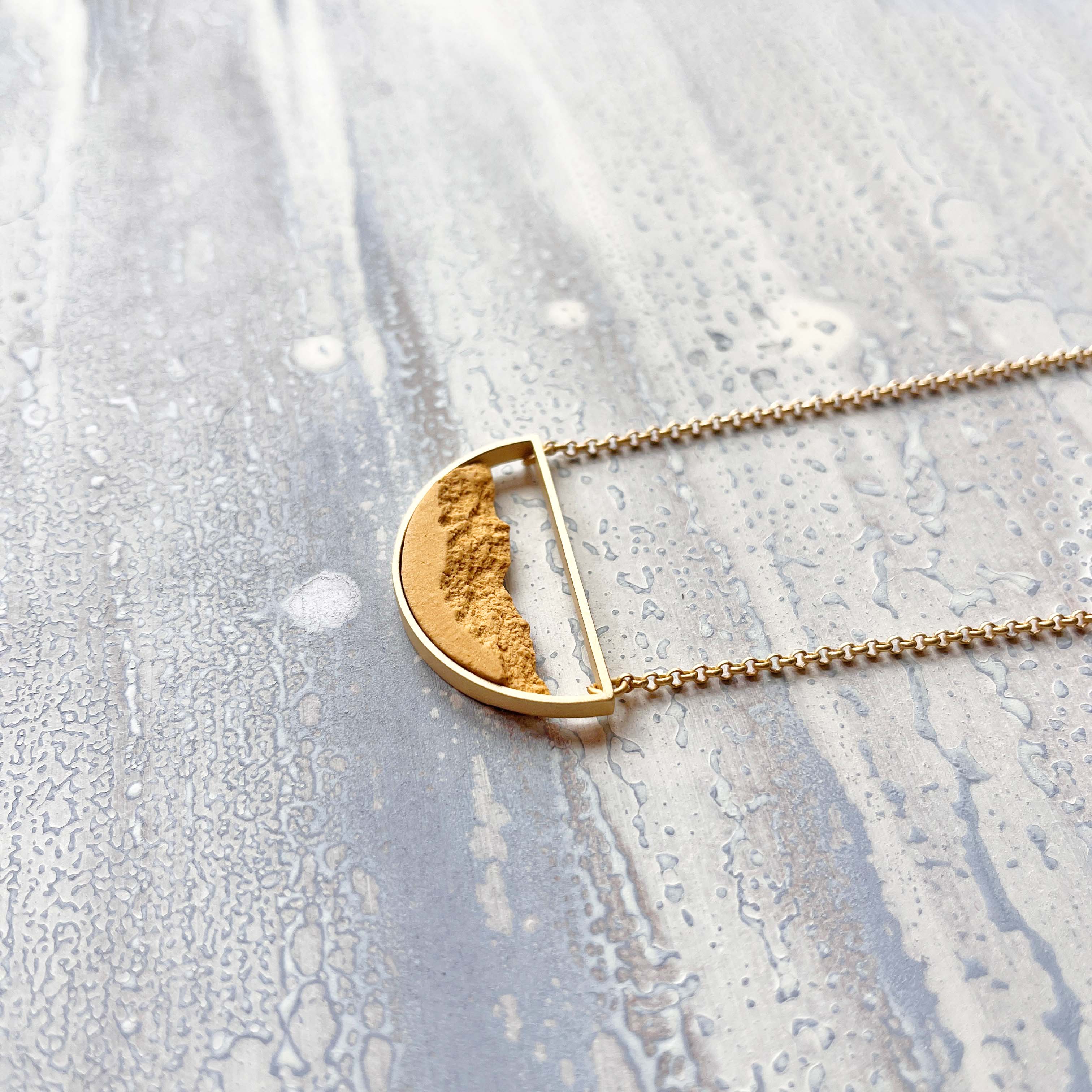 Collar Medialuna Dorado